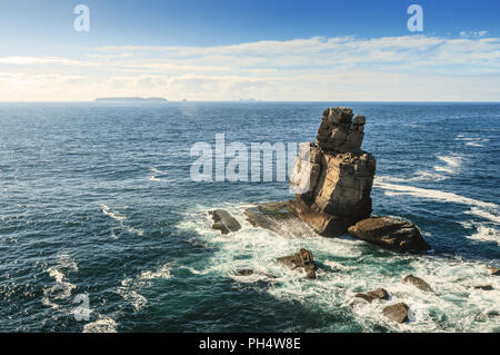 Vista dal Capo Carvoeiro della formazione rocciosa Nau dos Corvos e il mare vicino a Peniche in Portogallo con le isole Berlengas sullo sfondo, in un Foto Stock