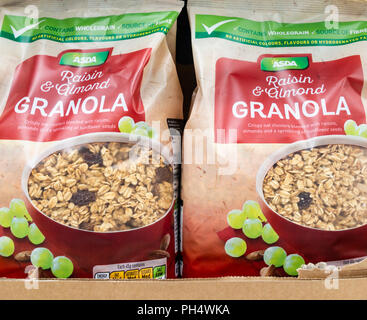 Asda propria marca Granola di cereali per la prima colazione nel supermercato Asda. Regno Unito Foto Stock