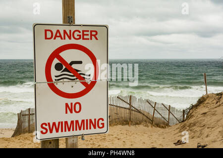 Il grande squalo bianco cartelli di avvertimento sulla spiaggia Foto Stock