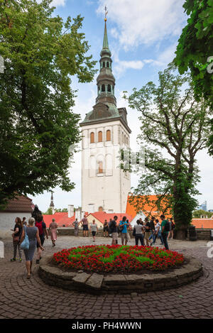 Vista la Chiesa Ortodossa di San Nicola, dal punto di vista della città situato a gamba corta Torre di Porta sulla collina di Toompea, Tallinn, Estonia. Foto Stock