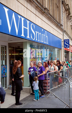 La gente in coda per soddisfare mago dinamo che figurano a WH Smith in Sheffield South Yorkshire, Inghilterra Foto Stock