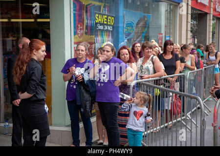 La gente in coda per soddisfare mago dinamo che figurano a WH Smith in Sheffield South Yorkshire, Inghilterra Foto Stock