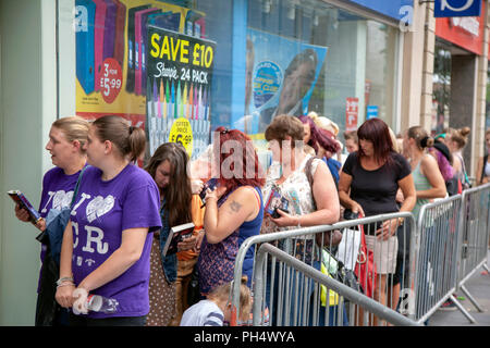 La gente in coda per soddisfare mago dinamo che figurano a WH Smith in Sheffield South Yorkshire, Inghilterra Foto Stock