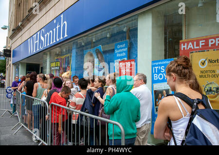 La gente in coda per soddisfare mago dinamo che figurano a WH Smith in Sheffield South Yorkshire, Inghilterra Foto Stock