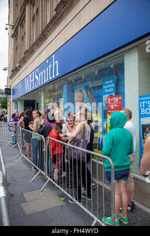 La gente in coda per soddisfare mago dinamo che figurano a WH Smith in Sheffield South Yorkshire, Inghilterra Foto Stock