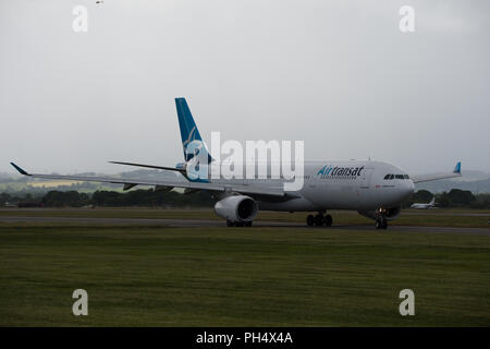 Air Transat volo attraverso lo stagno si discosta dall'Aeroporto Internazionale di Glasgow, Renfrewshire, Scozia - 14 giugno 2018 Foto Stock