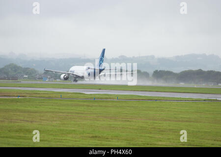 Air Transat volo attraverso lo stagno si discosta dall'Aeroporto Internazionale di Glasgow, Renfrewshire, Scozia - 28 agosto 2017 Foto Stock