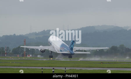 Air Transat volo attraverso lo stagno si discosta dall'Aeroporto Internazionale di Glasgow, Renfrewshire, Scozia - 28 agosto 2017 Foto Stock