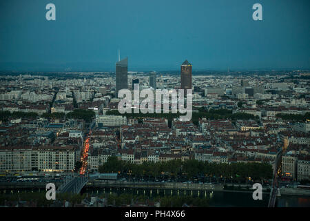 Vista panoramica su Lione nel crepuscolo in Francia. Foto Stock