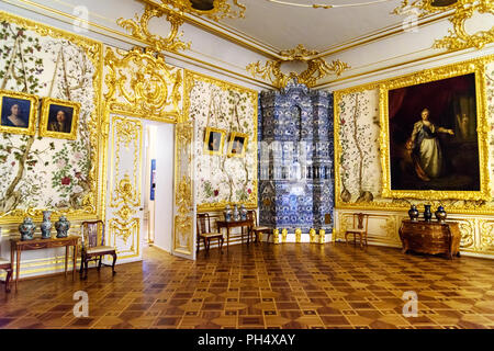 Pushkin, San Pietroburgo, Russia - 8 Gennaio 2018: bianca piccola sala da pranzo nel palazzo di Caterina in Tsarskoe Selo Foto Stock