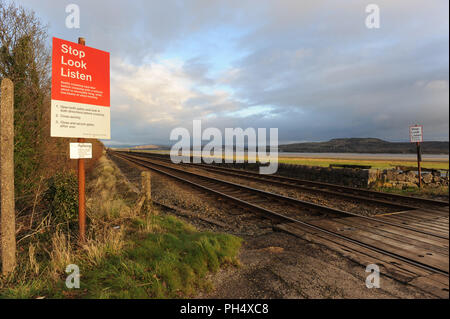 Stop look Ascolta le indicazioni sul passaggio a livello della ferrovia senza equipaggio, Grange-over-Sands. Inghilterra, Regno Unito Foto Stock