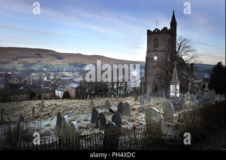 Un pomeriggio invernale freddo e gelido nel cimitero della chiesa parrocchiale di St Margaret, Hawes, North Yorkshire, Inghilterra, Regno Unito Foto Stock