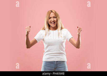 Urlando, odio, rabbia. Il pianto emotivo donna arrabbiato urlando su sfondo per studio. Emotivo, volto giovane. Metà femmina-lunghezza verticale. Le emozioni umane, espressione facciale concetto. Colori alla moda Foto Stock