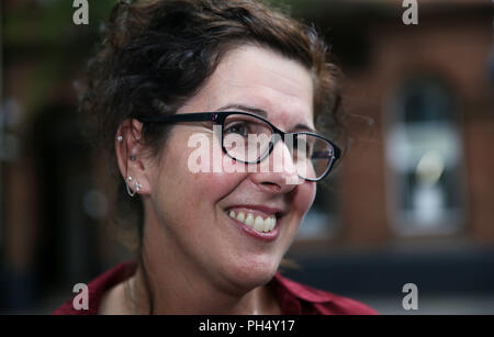 Madre nubile Siobhan McLaughlin arrivando per una conferenza stampa presso la società di diritto House, Belfast, a seguito della sentenza della Corte suprema in suo favore, dopo che è stato rifiutato un certo numero di benefici successivi al suo partner la morte perché non erano sposati o in un partenariato civile. Foto Stock