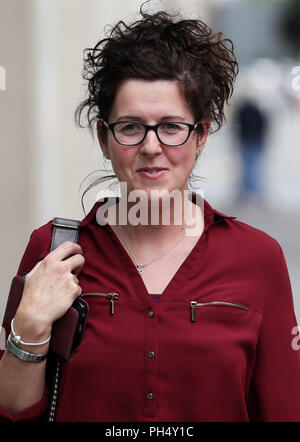 Madre nubile Siobhan McLaughlin arrivando per una conferenza stampa presso la società di diritto House, Belfast, a seguito della sentenza della Corte suprema in suo favore, dopo che è stato rifiutato un certo numero di benefici successivi al suo partner la morte perché non erano sposati o in un partenariato civile. Foto Stock