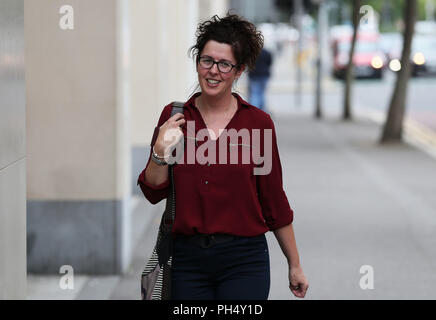 Madre nubile Siobhan McLaughlin arrivando per una conferenza stampa presso la società di diritto House, Belfast, a seguito della sentenza della Corte suprema in suo favore, dopo che è stato rifiutato un certo numero di benefici successivi al suo partner la morte perché non erano sposati o in un partenariato civile. Foto Stock