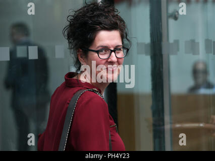 Madre nubile Siobhan McLaughlin arrivando per una conferenza stampa presso la società di diritto House, Belfast, a seguito della sentenza della Corte suprema in suo favore, dopo che è stato rifiutato un certo numero di benefici successivi al suo partner la morte perché non erano sposati o in un partenariato civile. Foto Stock