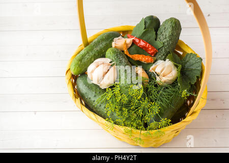 Marinata di cetrioli, aglio e spezie per la salatura in un cesto di vimini. Autumn harvest Foto Stock
