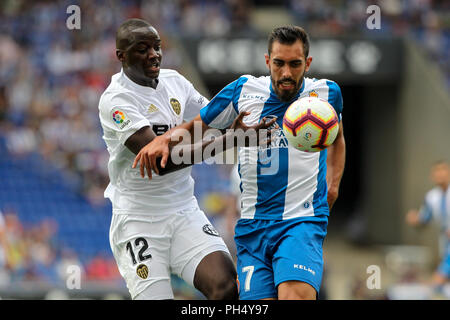 26 agosto 2018, RCDE Stadium, Cornella El Prat, Spagna; La Liga calcio, RCD Espanyol rispetto a Valencia CF; Diakhaby di Valencia CF e Borja Iglesia Foto Stock