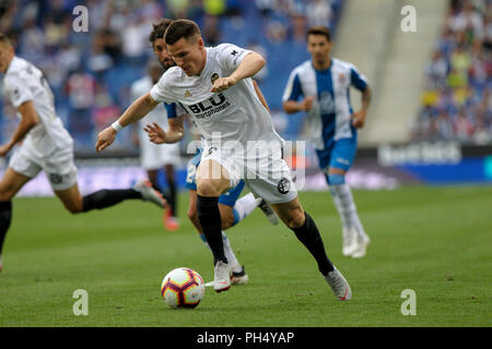 26 agosto 2018, RCDE Stadium, Cornella El Prat, Spagna; La Liga calcio, RCD Espanyol rispetto a Valencia CF; Gameiro di Valencia CF cerca un'uscita Foto Stock
