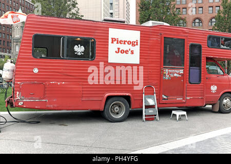 Un cibo polacco carrello parcheggiato sulla pubblica piazza nel centro di Cleveland, Ohio, USA prima di apertura per il pranzo. Foto Stock