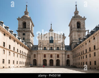 Il Patio de los Reyes, Cortile del re, e la facciata della Basilica del monastero di San Lorenzo de El Escorial, Comunidad de Madrid, Spagna. Foto Stock