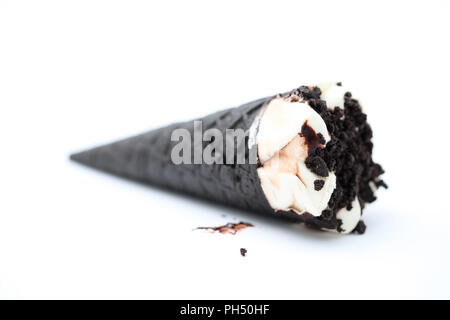 Il gelato in cialda. Isolato su sfondo bianco Foto Stock