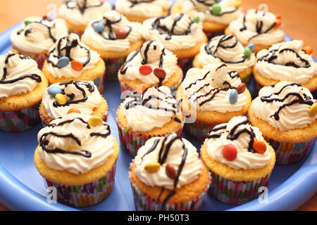 Tortine con crema. Festa di compleanno Foto Stock