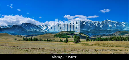 North-Chuya cresta o Severo-Chuiskii gamma - catena di montagne di Altai repubblica, Russia - estate paesaggio di montagna con Chuya steppa con scarsamente Foto Stock