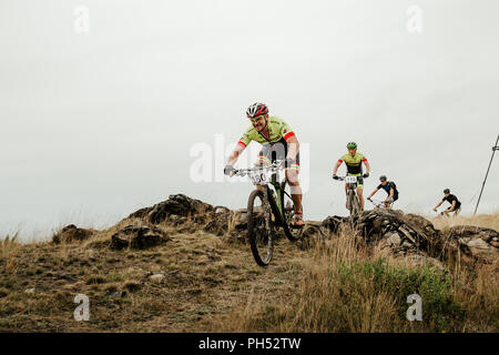 V.Ufaley, Russia - Agosto 12, 2018: un gruppo di ciclisti in sella a uno dopo l'altro gara XCM Big Stone Foto Stock