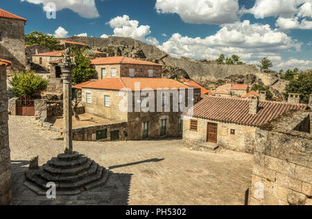 Square e la gogna nel villaggio storico di Sortelha, in Portogallo. Foto Stock