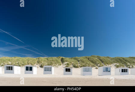 Spiaggia Bianca di capanne a Løkken/ Lokken/ Loekken Beach, Danimarca, di fronte le dune und un cielo blu chiaro in estate 2018 presso il famoso 'auto' sulla spiaggia dove Foto Stock