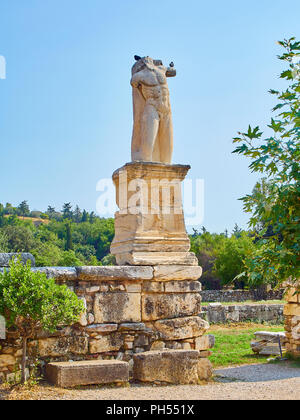 Statua di giganti e all'ingresso Odeon di Agrippa, situato all'Antica Agorà di Atene. Regione Attica, Grecia. Foto Stock