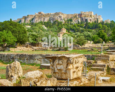 Rovine di Odeon di Agrippa, situato all'Antica Agorà di Atene con la Chiesa dei Santi Apostoli e il versante nord dell'acropoli ateniese in ba Foto Stock