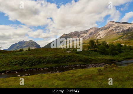 Liathach sulla sinistra e Beinn Eighe, Torridon, Wester Ross, Scotland, Regno Unito Foto Stock