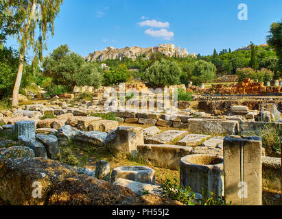 Rovine del tempio sud-ovest e la Civic Offices e dello STOA all'Antica Agorà di Atene con il versante nord dell'Acropoli di Atene in background. Foto Stock