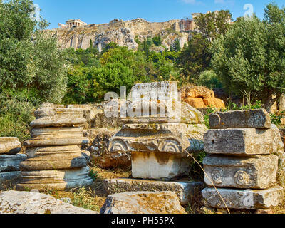 Rovine del tempio sud-ovest e la Civic Offices e dello STOA all'Antica Agorà di Atene con il versante nord dell'acropoli ateniese in background. Atti Foto Stock