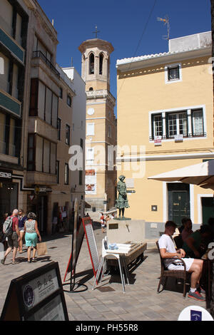 Spagna. Isole Baleari. Minorca. Mahon. Centro citta'. Plaza Colon bar con la torre della cattedrale. Foto Stock