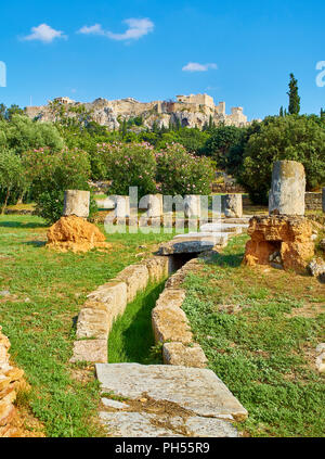 Rovine del centro di Stoa all'Antica Agorà di Atene con il versante nord dell'acropoli ateniese in background. Regione Attica, Grecia. Foto Stock