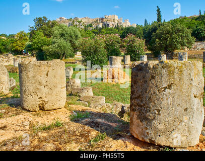 Rovine del centro di Stoa all'Antica Agorà di Atene con il versante nord dell'acropoli ateniese in background. Regione Attica, Grecia. Foto Stock