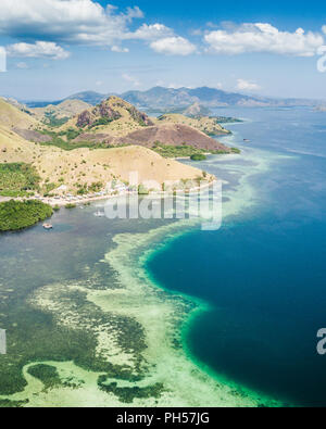 Vista aerea di isole e coralli a Labuan Bajo Indonesia. Foto Stock