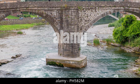 Ponte romano sul fiume Brembo a San Giovanni Bianco Foto Stock