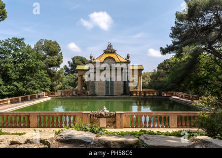 Padiglione neoclassico di Carlos IV e un quadrato laghetto con pesci nel labirinto di Horta Park. Il padiglione è stato costruito nel 1794 da Domenico Bagutti. Foto Stock