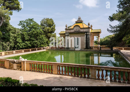 Padiglione neoclassico di Carlos IV e un quadrato laghetto con pesci nel labirinto di Horta Park. Il padiglione è stato costruito nel 1794 da Domenico Bagutti. Foto Stock