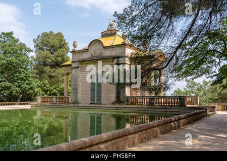 Padiglione neoclassico di Carlos IV e un quadrato laghetto con pesci nel labirinto di Horta Park. Il padiglione è stato costruito nel 1794 da Domenico Bagutti. Foto Stock