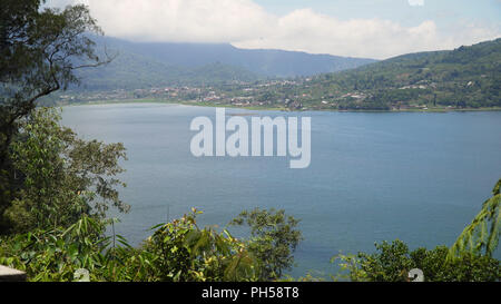 Il lago Buyan,lago caldera a Bali. Il bellissimo lago con acqua turchese nelle montagne dell'isola di Bali. Paesaggio, lago tra le montagne, sky, nuvole. Foto Stock