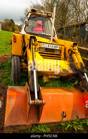 Elmo il muppet alla guida di un escavatore JCB nel Parco Nazionale di Brecon Beacons, POWYS, GALLES Foto Stock