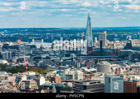 Il Tower Bridge, il coccio e Central London - aerial shot dalla BT Tower Foto Stock