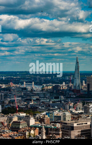 Il Tower Bridge, il coccio e Central London - aerial shot dalla BT Tower Foto Stock