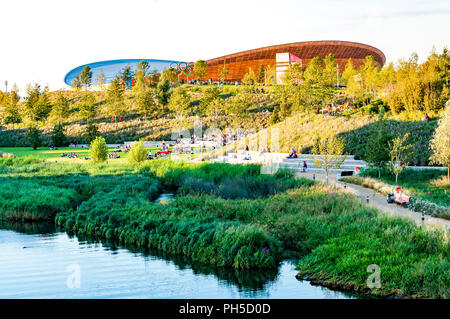 L'erba sconfinano del fiume Lea e il velodromo - Olimpiadi di Londra 2012 Foto Stock